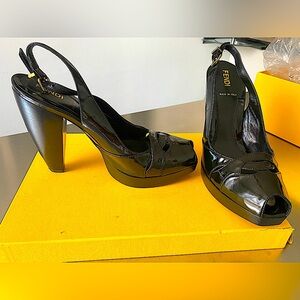 FENDI NEW MADE IN ITALY PLATFORM PATENT SANDALS SHOES, SIZE 38(8)